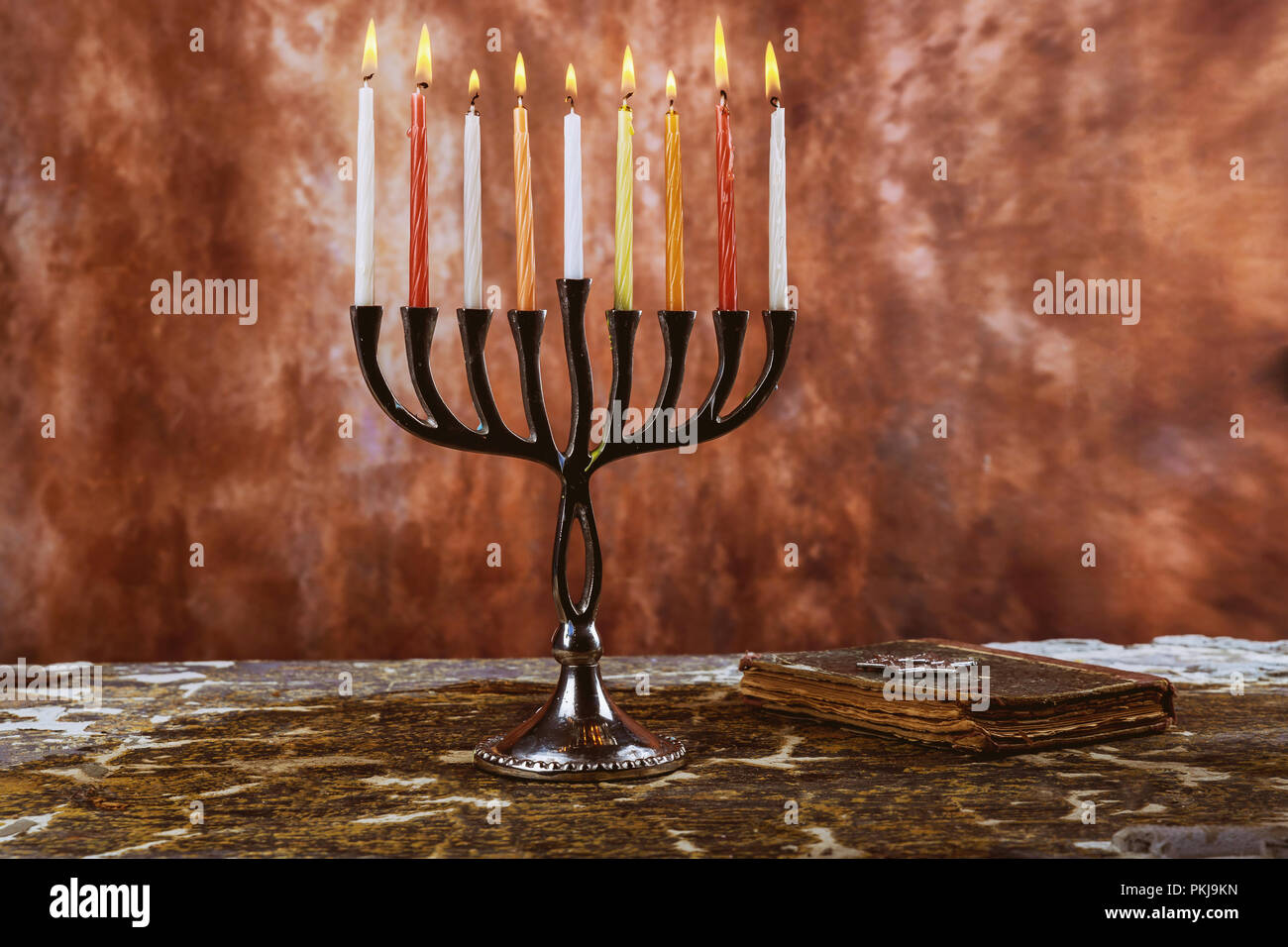 Simbolo ebraico ebraico Hanukkah vacanze con menorah candelabri tradizionali Foto Stock