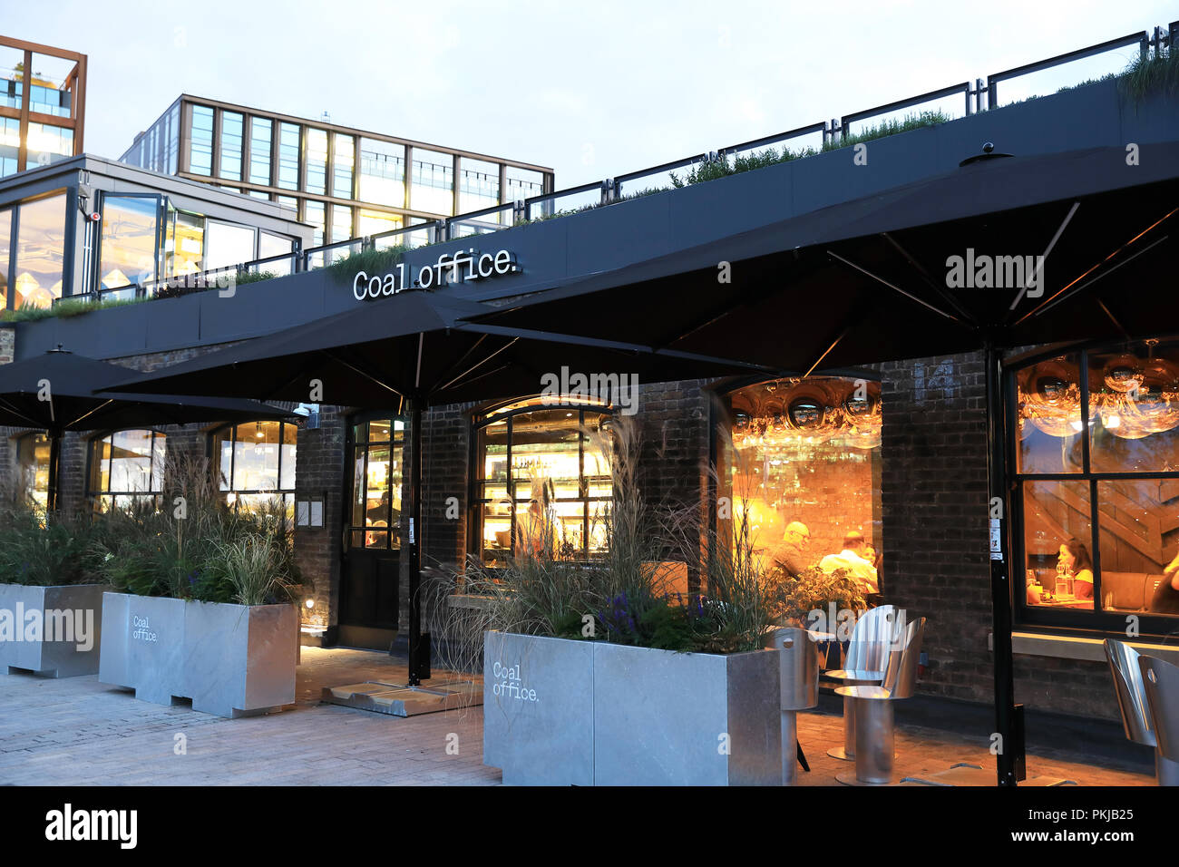 Il nuovo ufficio di carbone Ristorante, parte di Tom Dixon di Kings Cross agglomerato, su Bagley a piedi in gocce di carbone Yard, a nord di Londra, Regno Unito Foto Stock