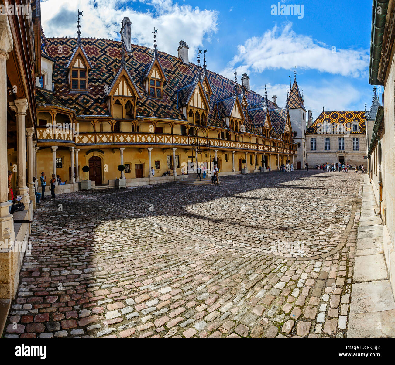 BEAUNE, Francia - 10 agosto 2017: l'Hospices de Beaune è un ex almshouse caritativa in Beaune. Essa è stata fondata nel 1443 da Nicolas Rolin Foto Stock