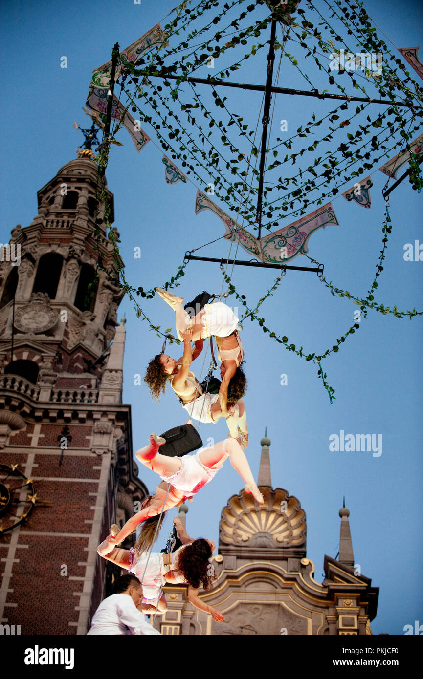 Argentini street Theatre Company Voala a Leuven in Scène festival sul Ladeuzeplein (Belgio, 23/05/2010) Foto Stock