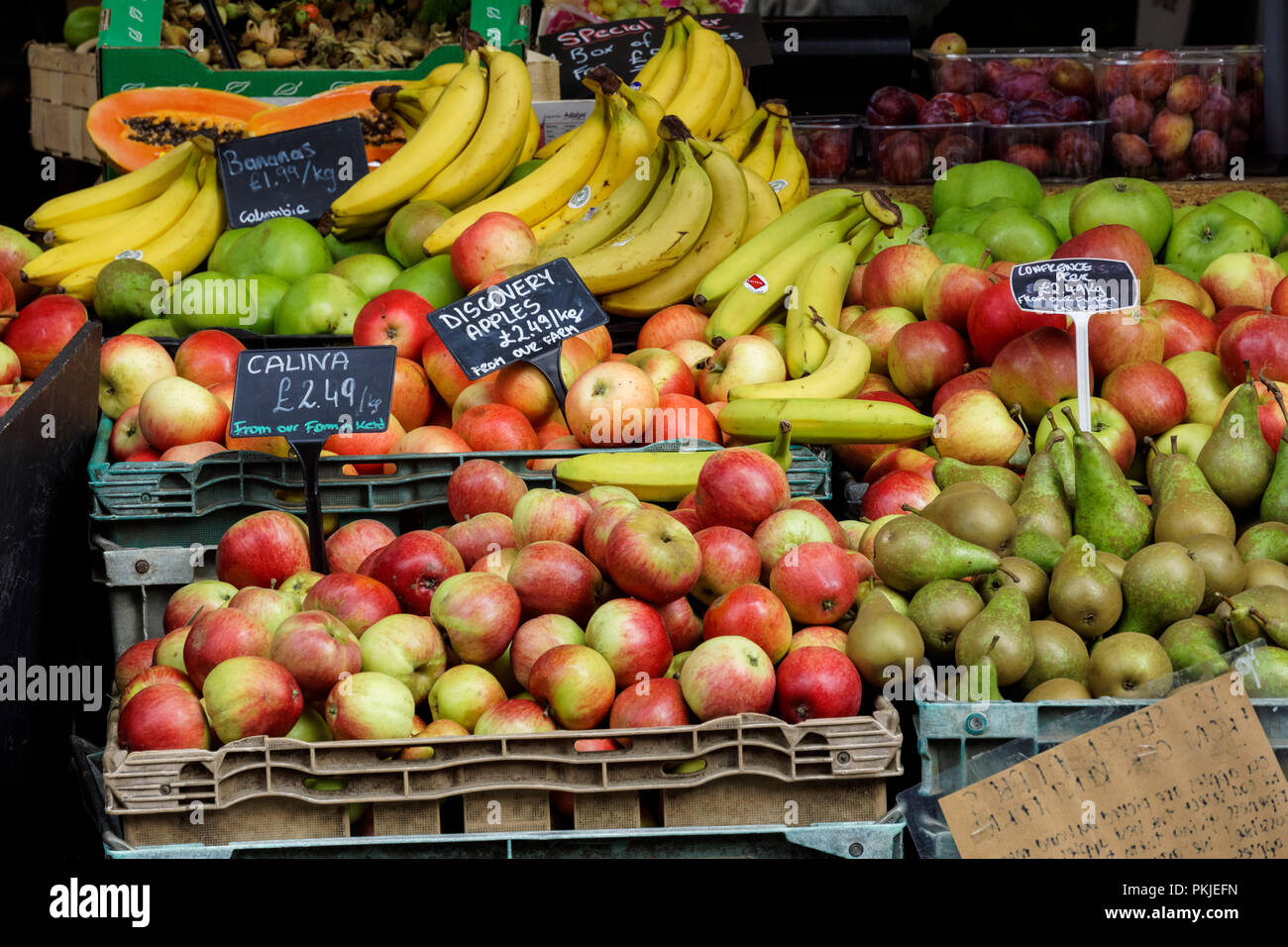 Pressione di stallo di frutta al Mercato di Borough in Londra England Regno Unito Regno Unito Foto Stock