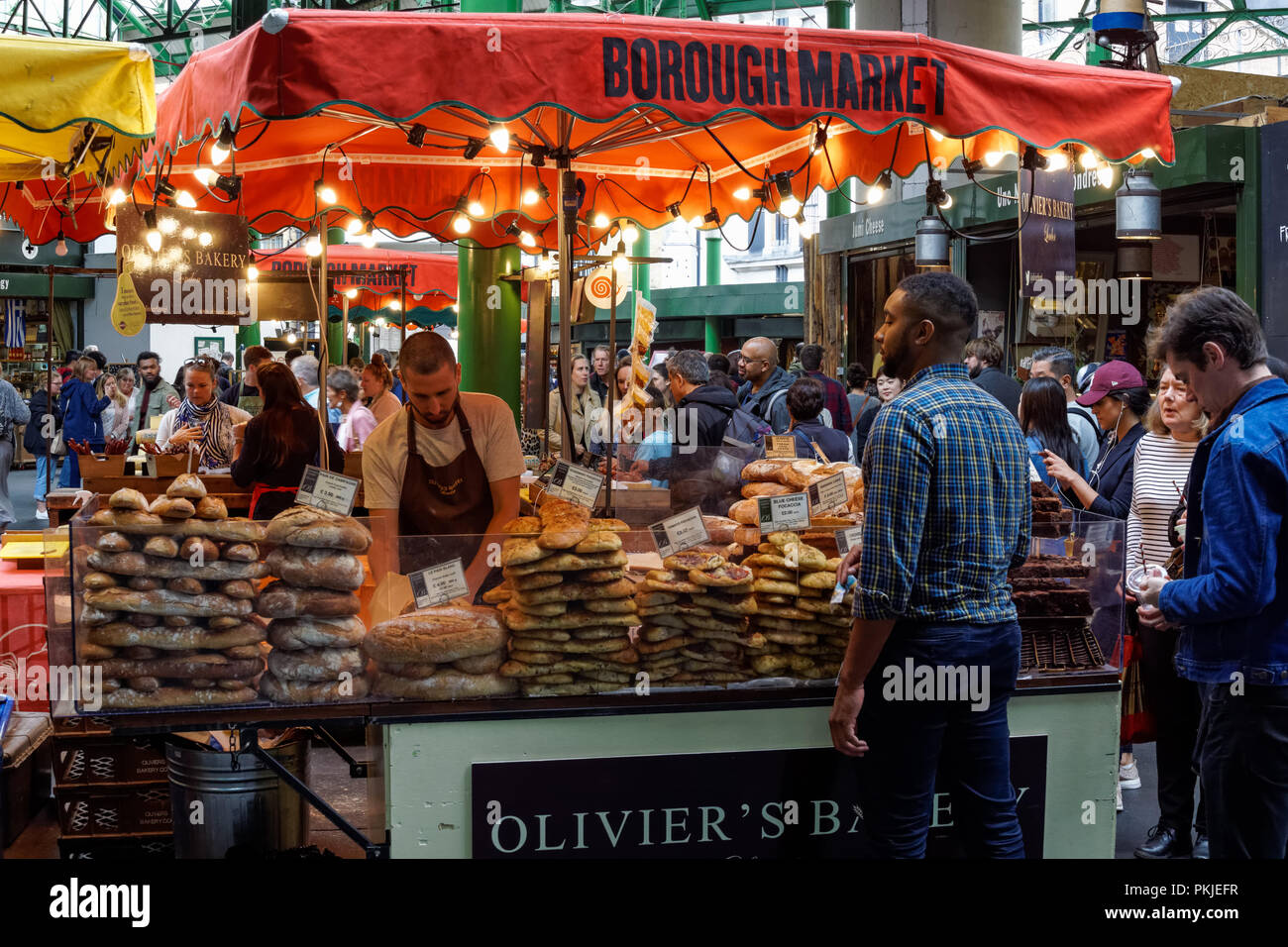 Tradizionale panettiere stallo a Borough Market in Londra England Regno Unito Regno Unito Foto Stock