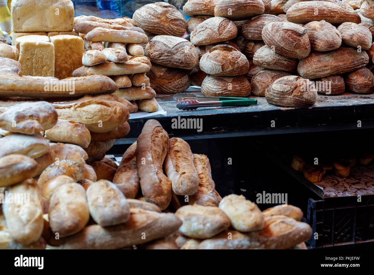 Tradizionale panettiere stallo a Borough Market in Londra England Regno Unito Regno Unito Foto Stock