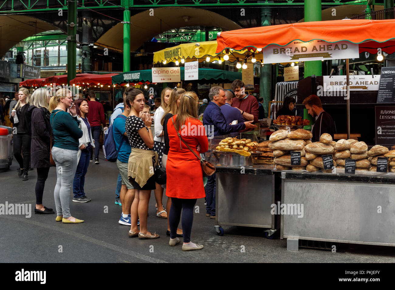 Gli amanti dello shopping al panificio stallo a Borough Market in Londra England Regno Unito Regno Unito Foto Stock