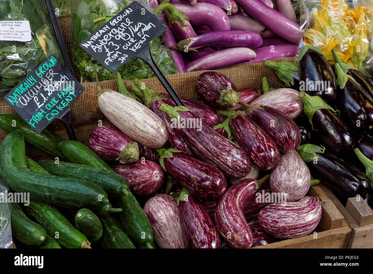 Ortaggi freschi per la vendita al mercato di Borough in Londra England Regno Unito Regno Unito Foto Stock