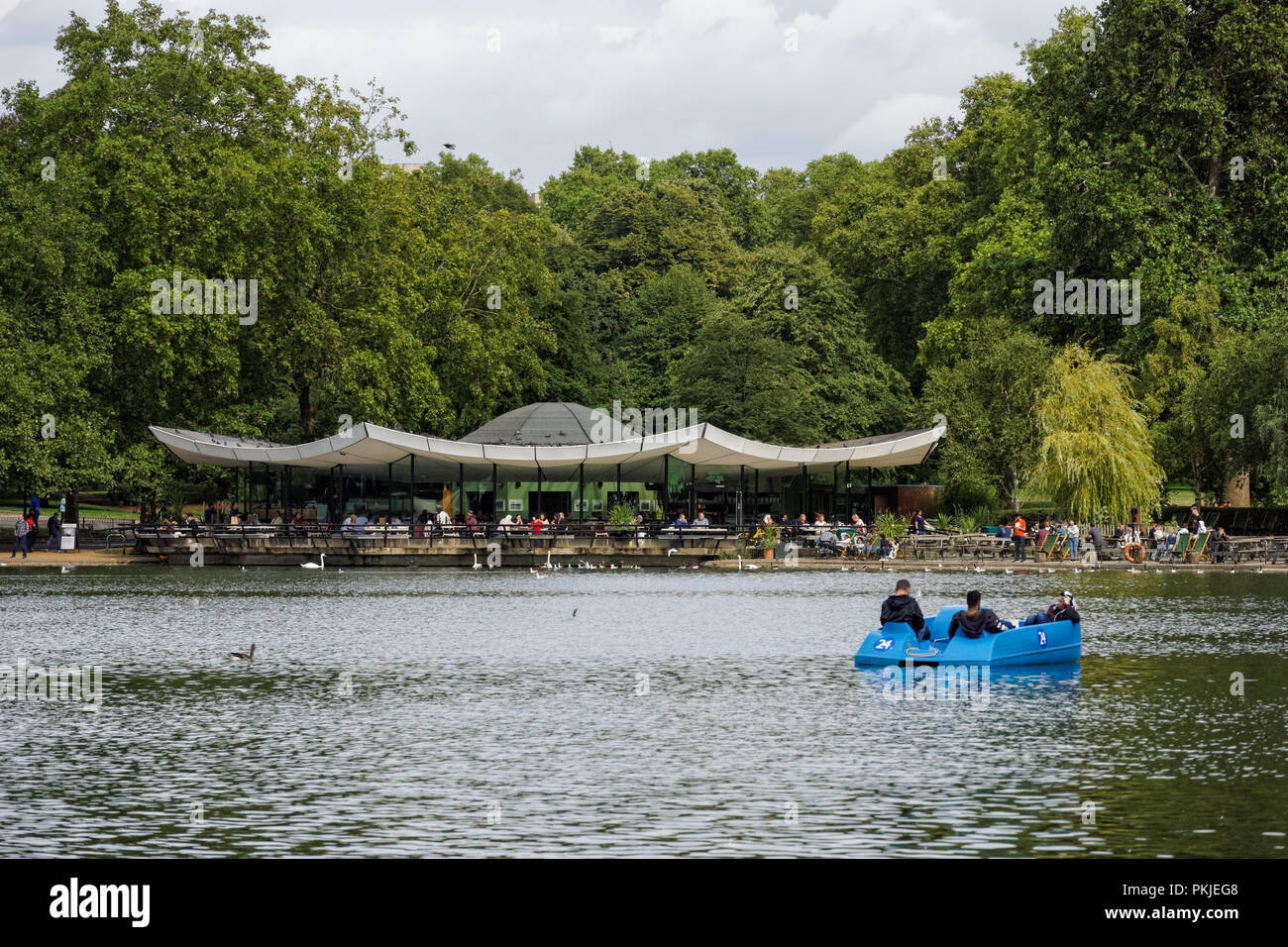 Il lago a serpentina in Hyde Park, Londra England Regno Unito Regno Unito Foto Stock