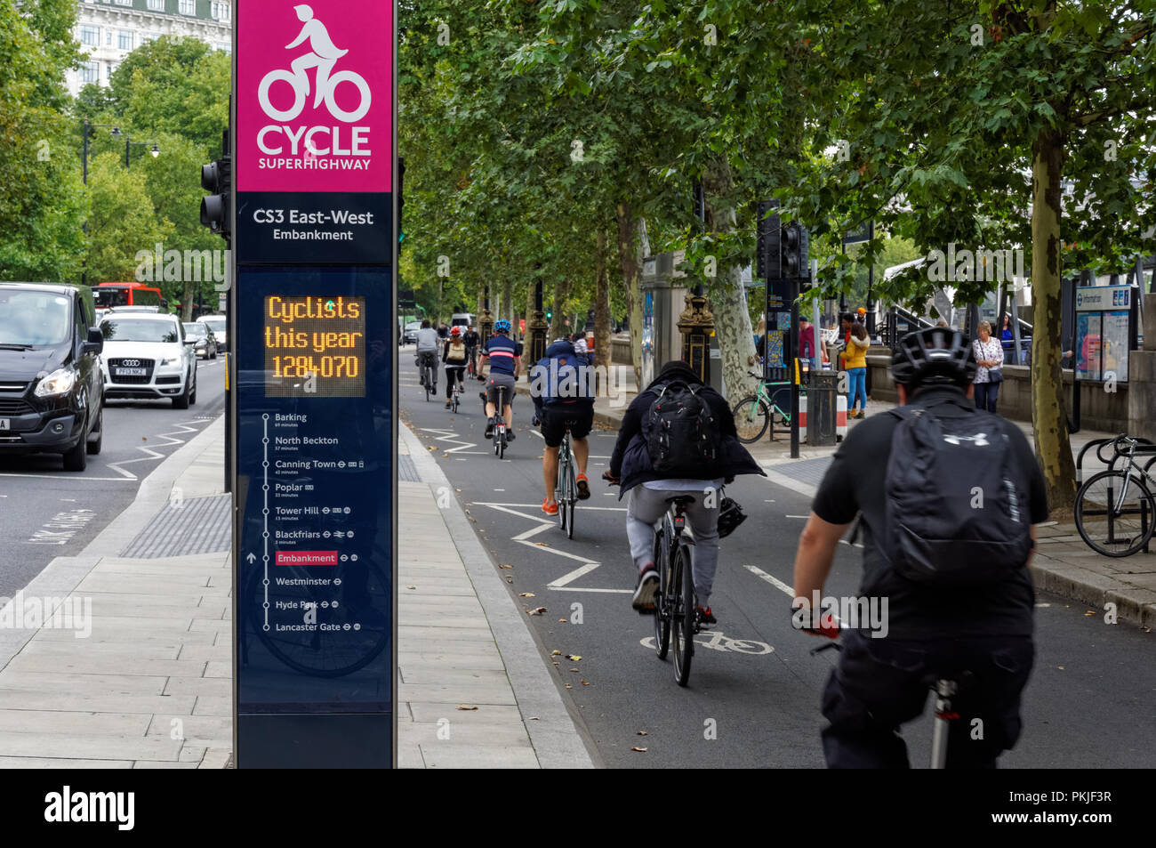 Ciclisti che passano la Cycleway 3, Cycle Route CS3 Counter su Victoria Embankment, Londra Inghilterra Regno Unito Foto Stock