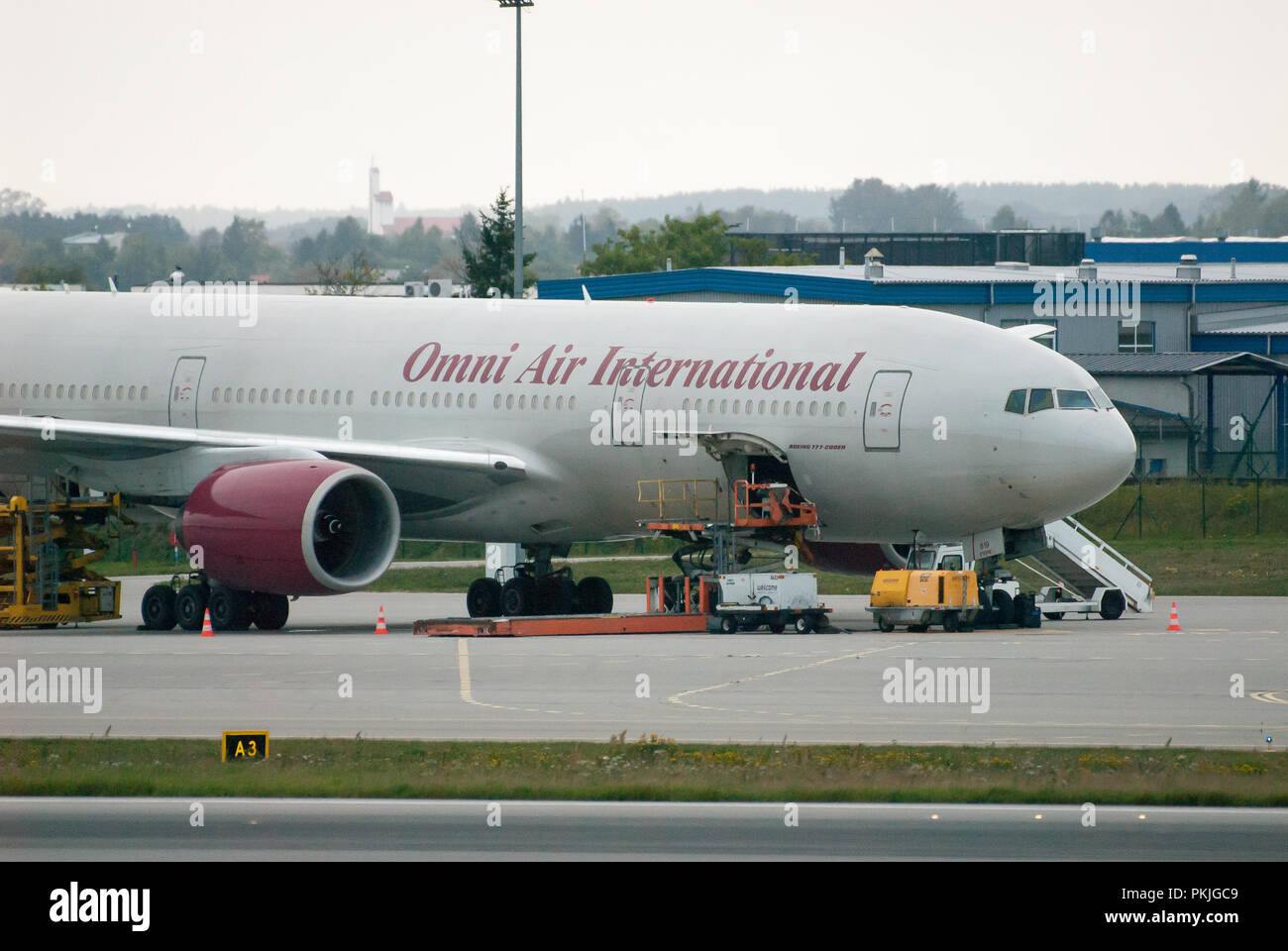 Carta Omni Air International Boeing 777-2U8(ER) in Aeroporto Lech Walesa di Danzica in Gdansk, Polonia. 12 settembre 2018 © Wojciech Strozyk / Alamy Stoc Foto Stock