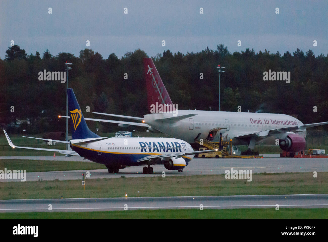 Compagnia aerea a basso costo Ryanair aeromobili Boeing 737-800 e charter Omni Air International Boeing 777-2U8(ER) in Aeroporto Lech Walesa di Danzica in Gdansk, Polonia Foto Stock