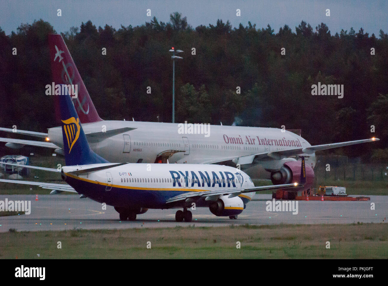 Compagnia aerea a basso costo Ryanair aeromobili Boeing 737-800 e charter Omni Air International Boeing 777-2U8(ER) in Aeroporto Lech Walesa di Danzica in Gdansk, Polonia Foto Stock
