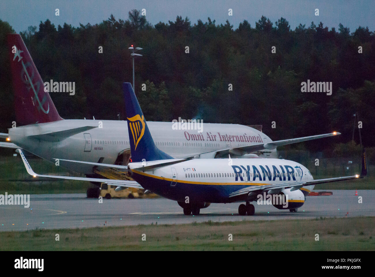 Compagnia aerea a basso costo Ryanair aeromobili Boeing 737-800 e charter Omni Air International Boeing 777-2U8(ER) in Aeroporto Lech Walesa di Danzica in Gdansk, Polonia Foto Stock