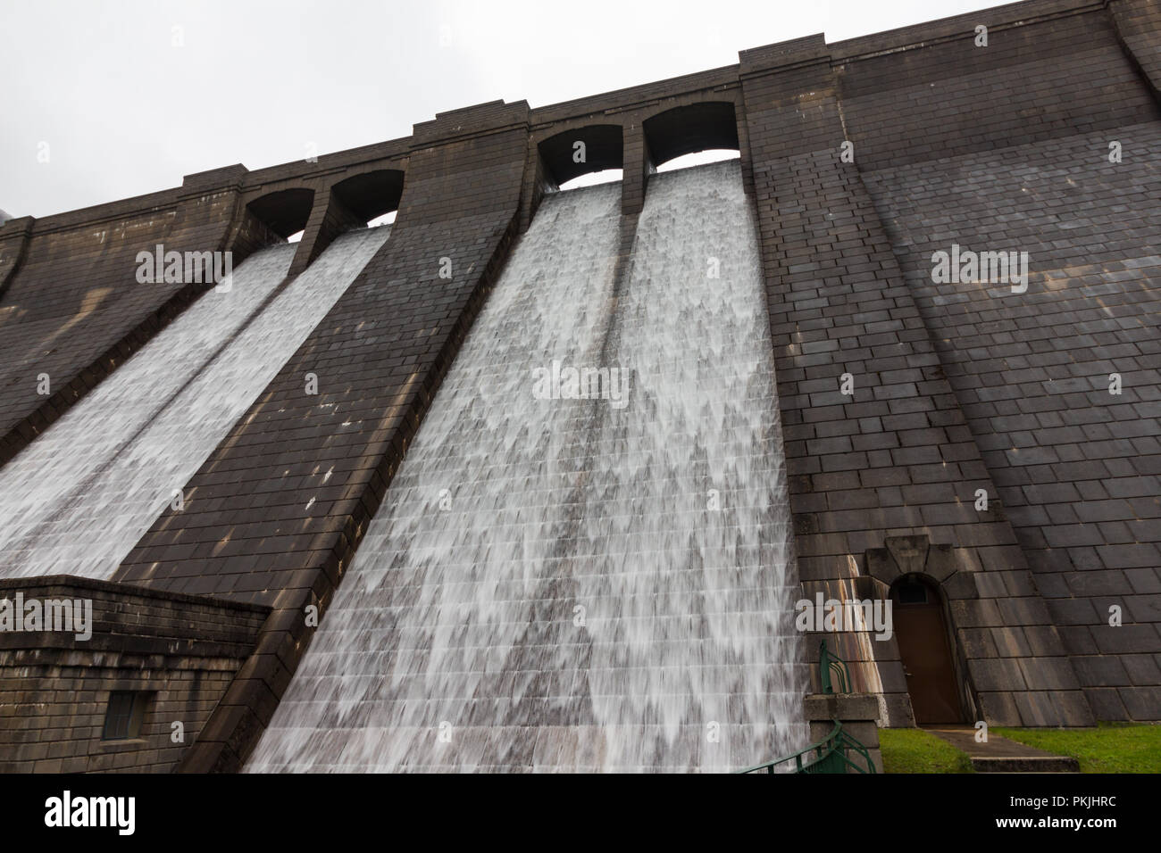 L'acqua è a cascata verso il basso la diga di parete in corrispondenza di Ben Crom il serbatoio nel cuore della Mourne Mountains, N.Irlanda. Foto Stock