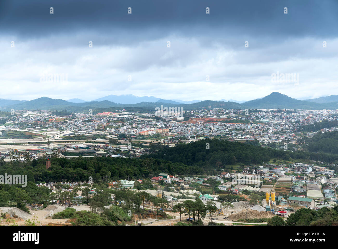 La vista panoramica della città di Dalat da Du Sinh hill un giorno nuvoloso. La città si trova a 1.500 m sopra il livello del mare Foto Stock