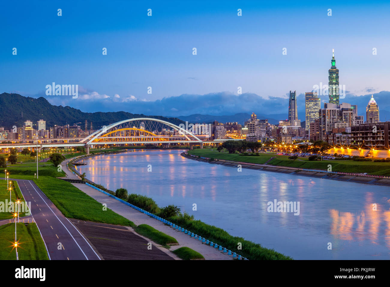 Una veduta notturna di Taipei City dal fiume Foto Stock