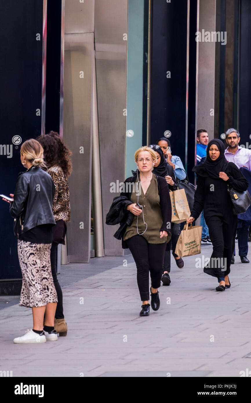 Persone che camminano su Oxford Street e il West End di Londra, Inghilterra, Regno Unito Foto Stock