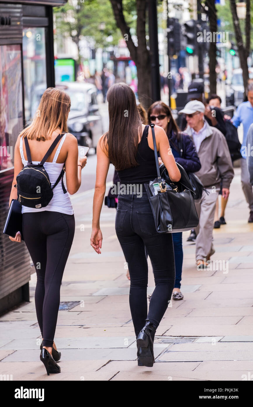 Persone che camminano su Oxford Street e il West End di Londra, Inghilterra, Regno Unito Foto Stock