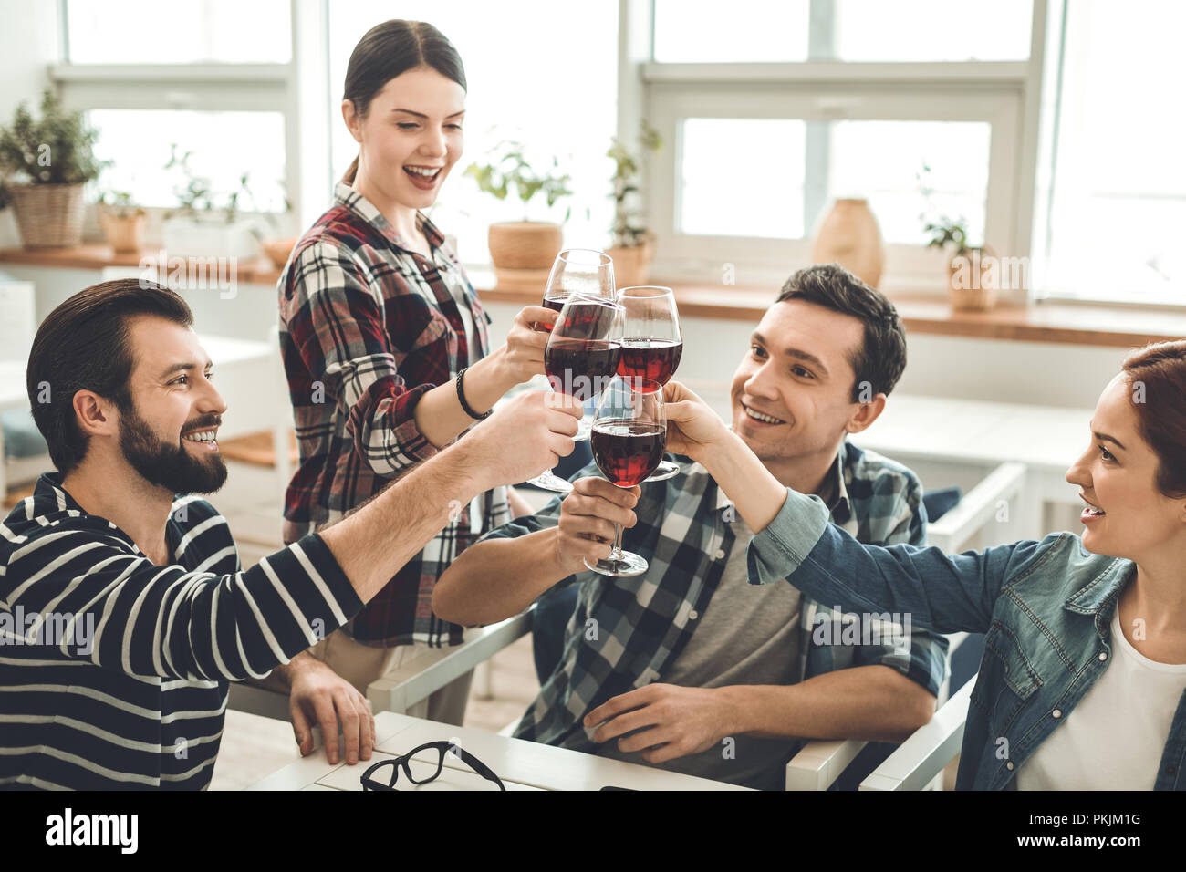 Felice felice giovani avente una celebrazione Foto Stock