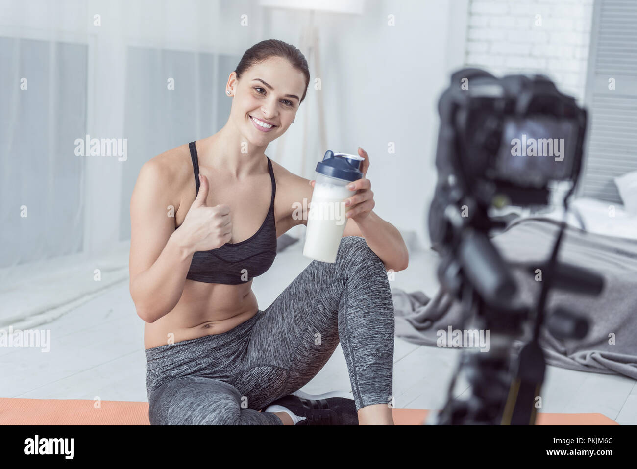 Sportivo da donna attiva consigliando utile protein shake Foto Stock