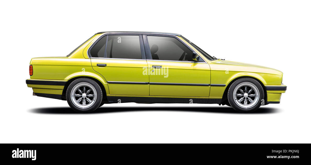 Green berlina BMW serie 5 isolato su bianco Foto Stock