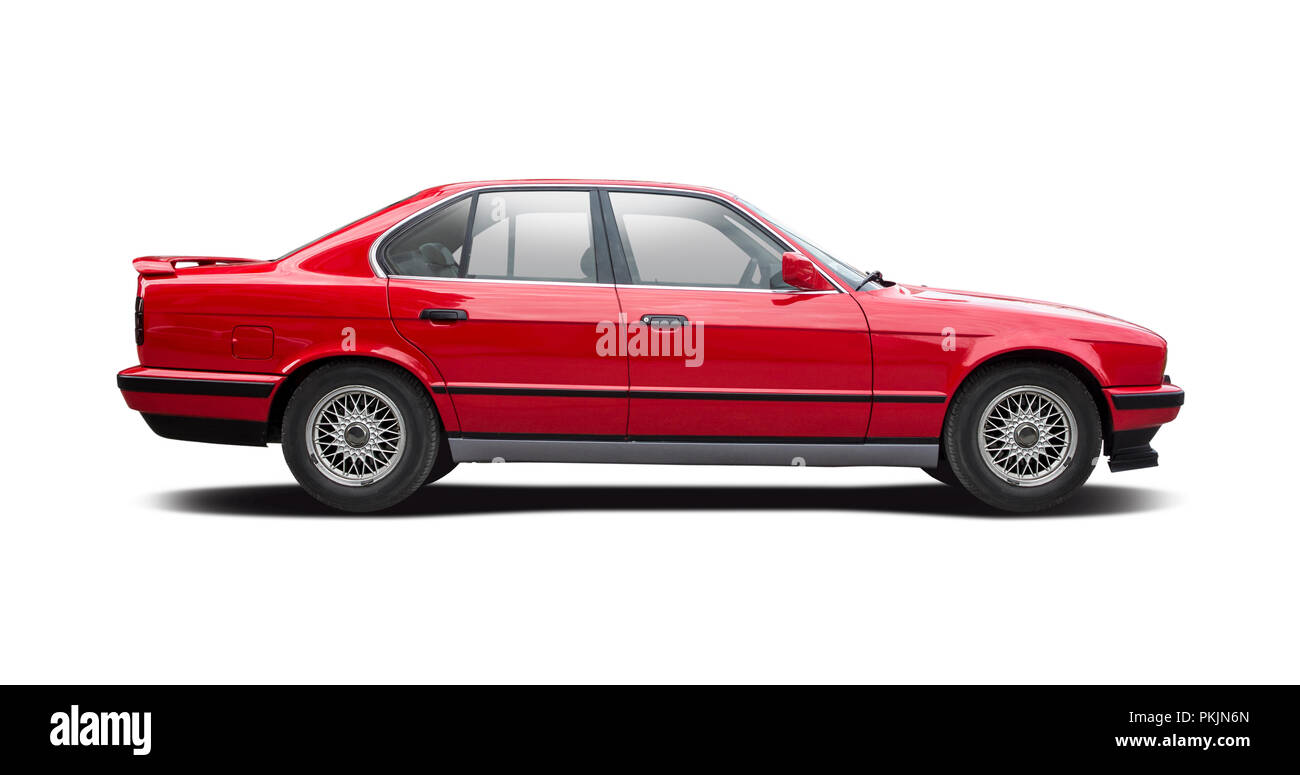 Red BMW serie 5 vista laterale su sfondo bianco Foto Stock