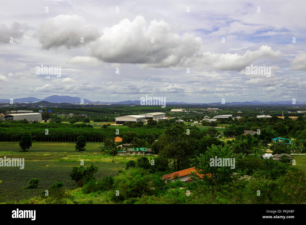 Paesaggio della station wagon houde e fabbrica in campagna di Rayong Thailandia. Foto Stock