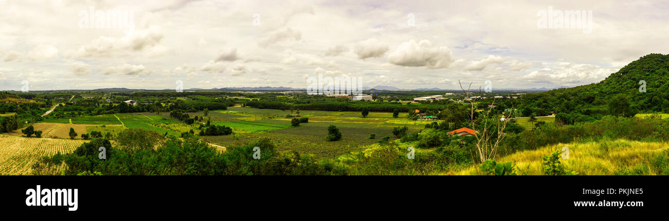 Paesaggio di estate house e la fabbrica in campagna di Rayong Thailandia. Foto Stock