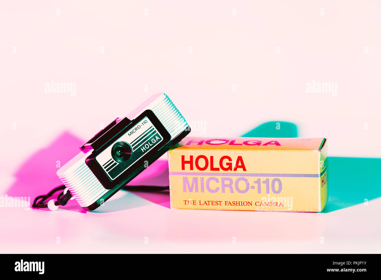 Holga 110 Micro Fotocamera e la casella, usato colore coperchio piastra flash per rosa e morbida di colore blu ombra. Foto Stock