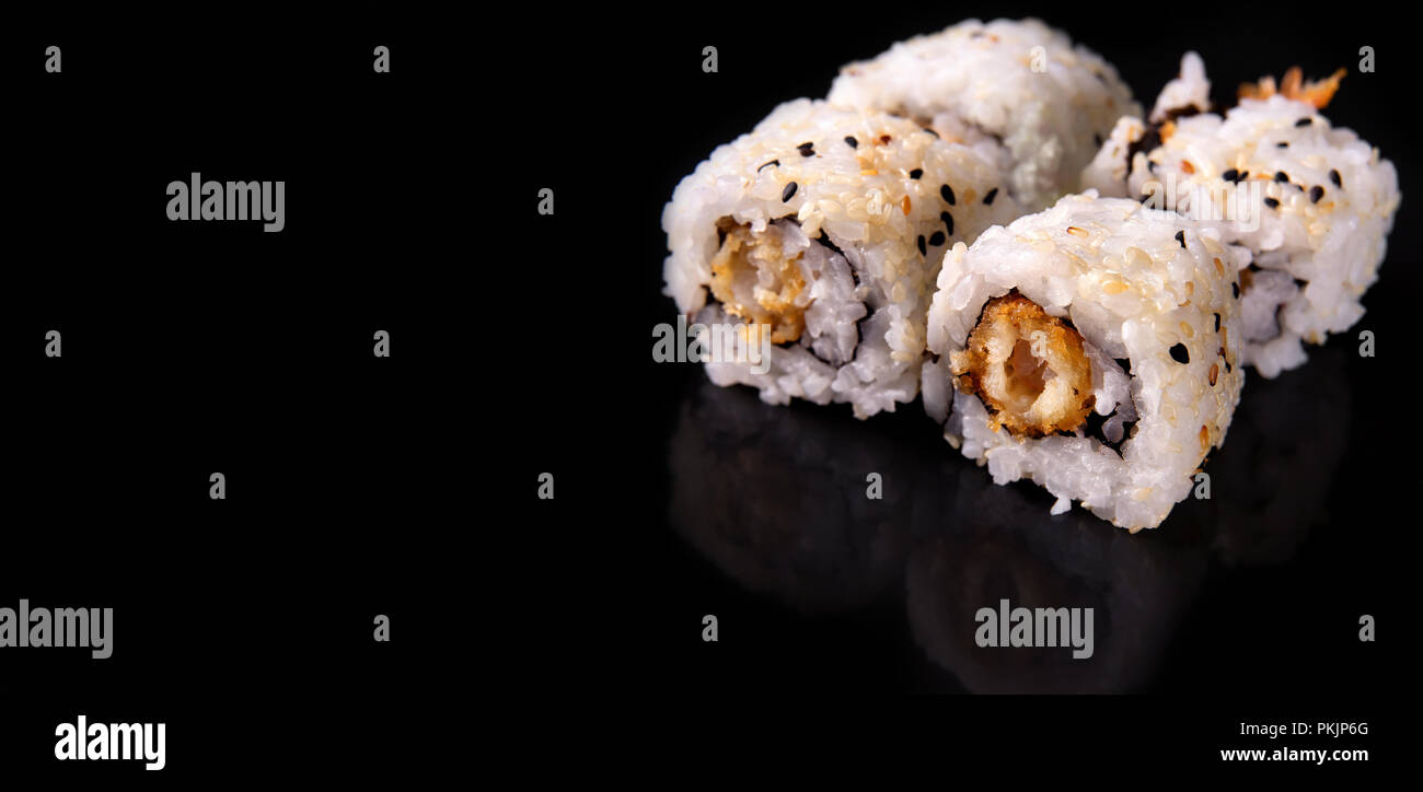 Rotoli di Sushi con schrimps su nero backgorund con la sua riflessione Foto Stock