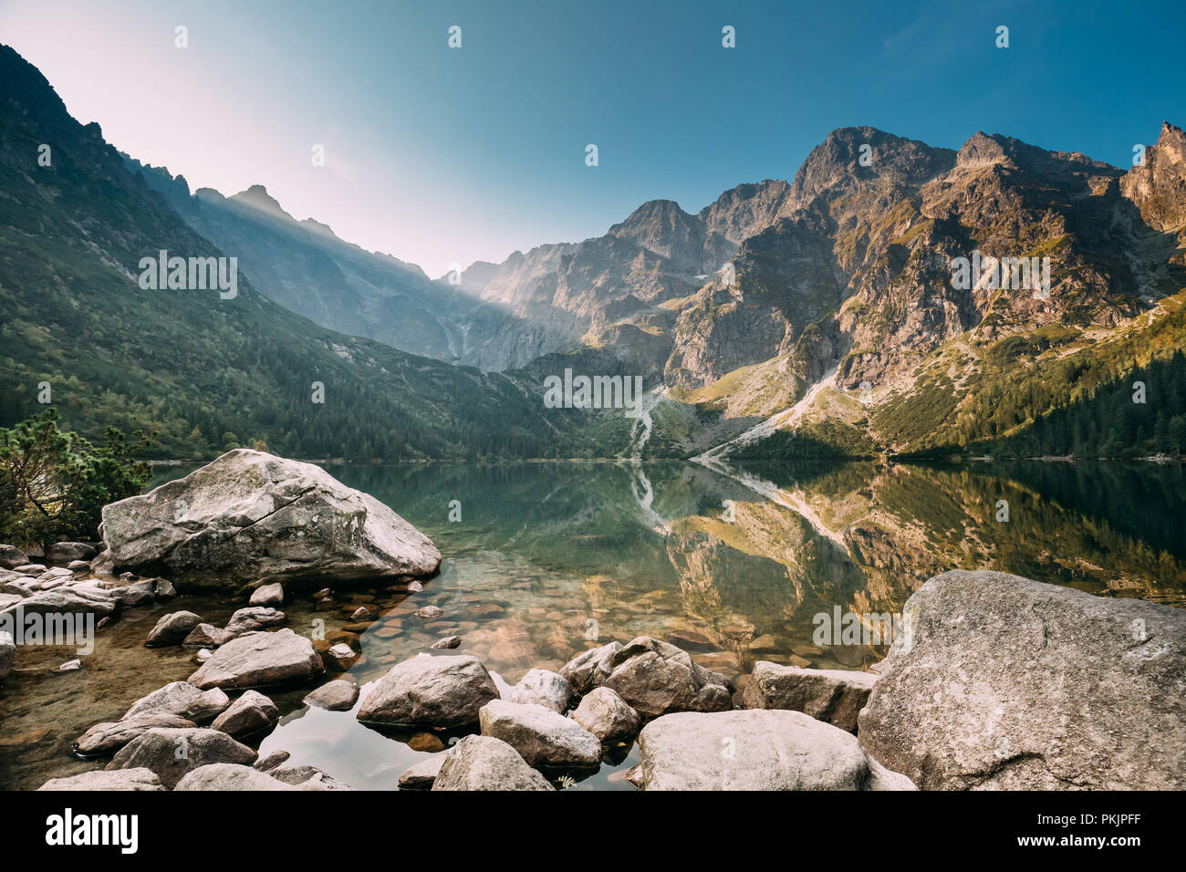 Parco nazionale dei Alti Tatra, Polonia. Famose Montagne Lago Morskie Oko o occhio di mare lago nella mattina d'estate. Cinque Laghi Valley. Bella vista panoramica. Unione N Foto Stock