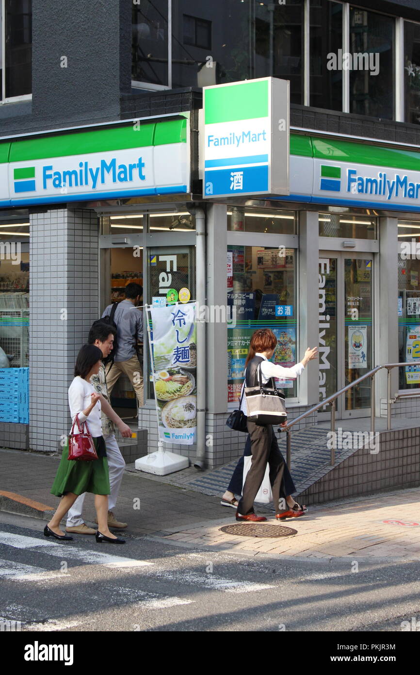 Il marciapiede davanti a un FamilyMart convenience store all'angolo di una strada in una zona collinare Kagurazaka area di Tokyo. (Giugno 2018) Foto Stock