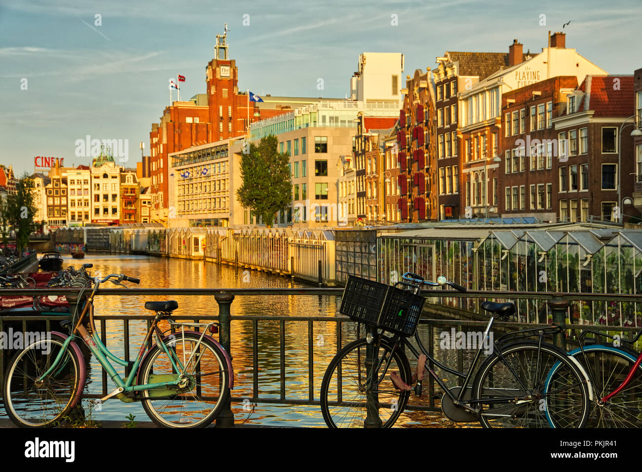 Amsterdam, Paesi Bassi - 7 Luglio 2018: la splendida vista dei canali di Amsterdam con il ponte e il tipico olandese case. Holland Foto Stock