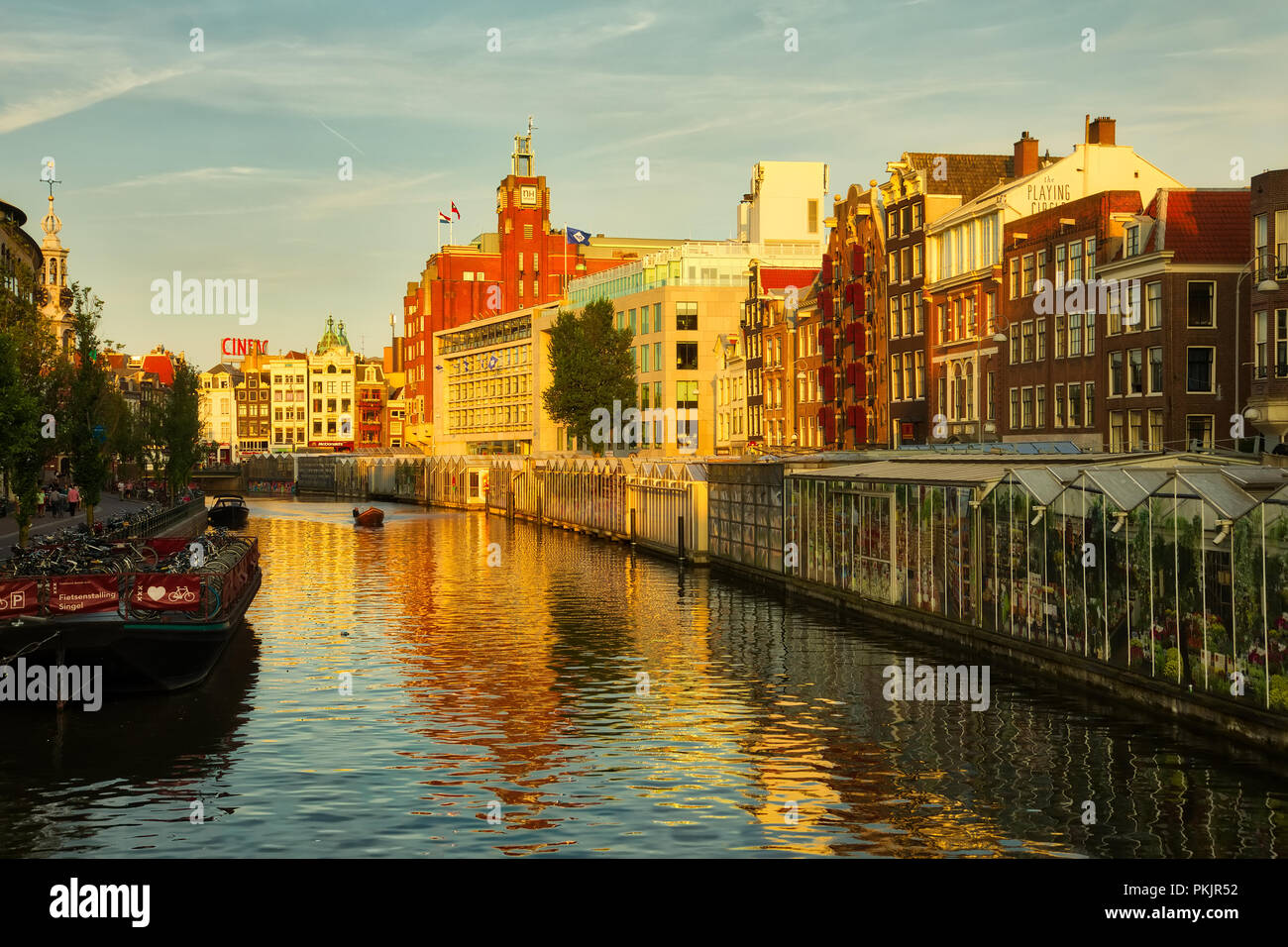 Amsterdam, Paesi Bassi - 7 Luglio 2018: la splendida vista dei canali di Amsterdam con il ponte e il tipico olandese case. Holland Foto Stock