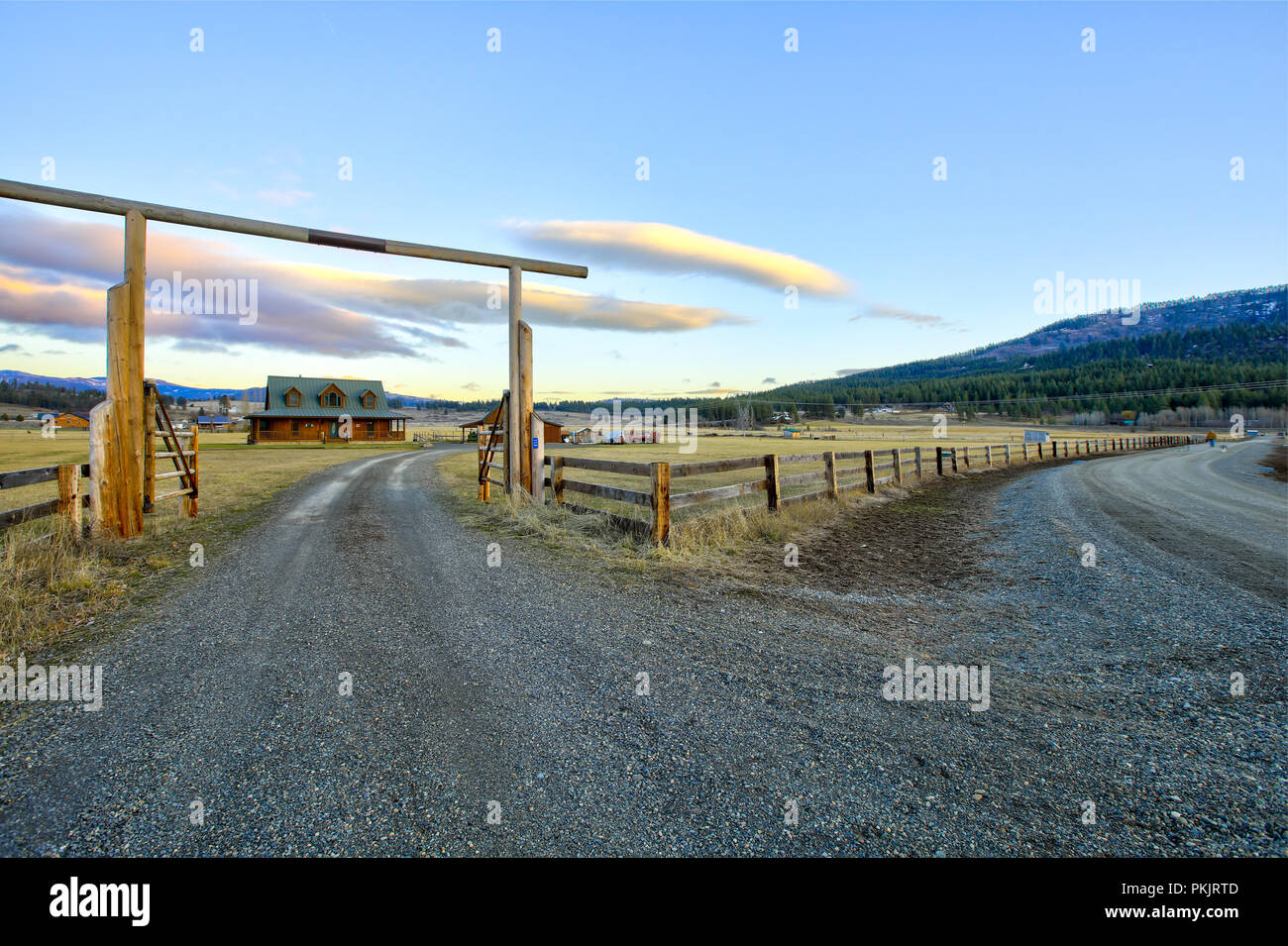 Porta di ingresso a un bel ranch in legno a casa con un bellissimo paesaggio. A nord-ovest, STATI UNITI D'AMERICA. Foto Stock