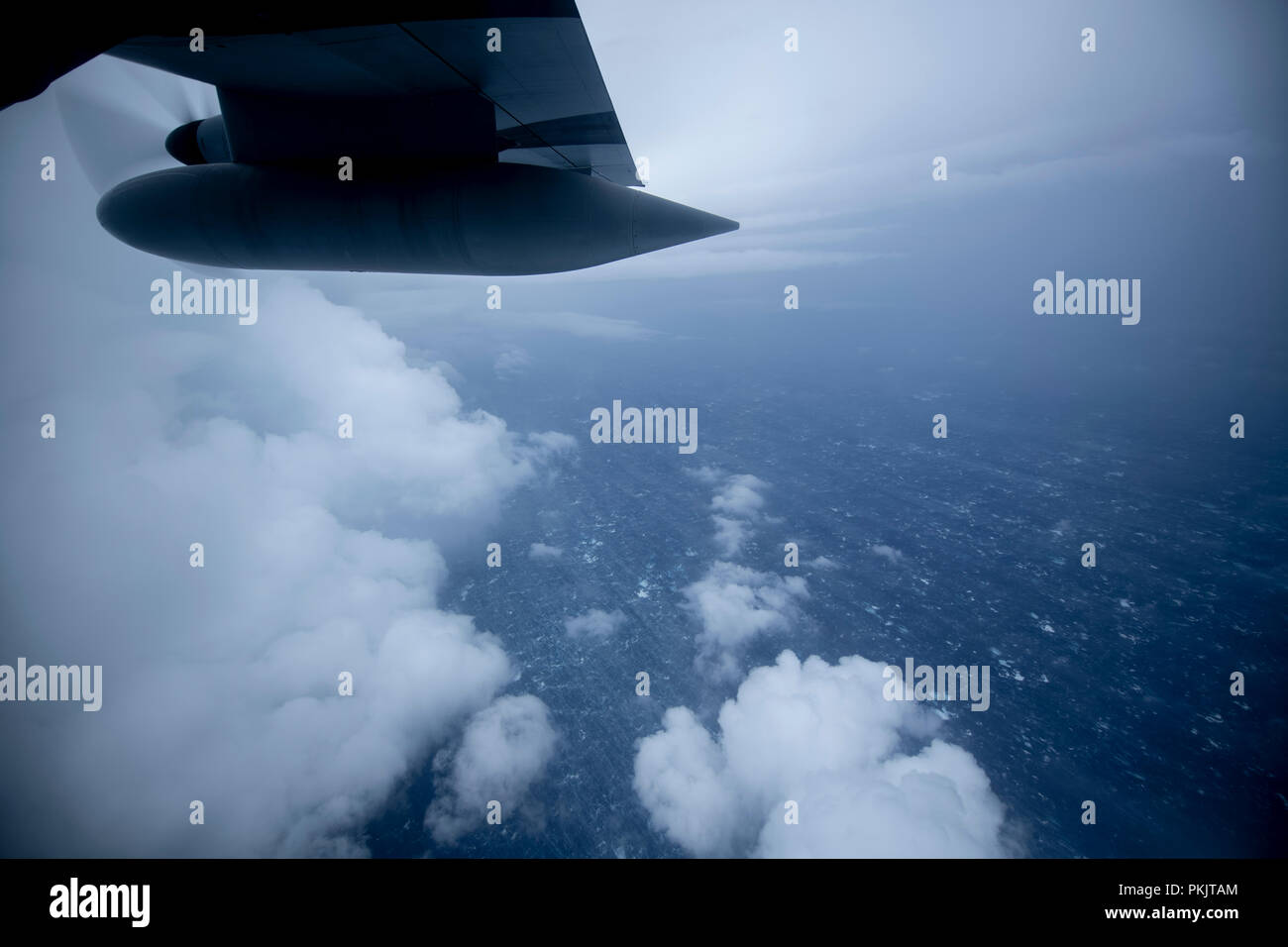 Gli Stati Uniti Air Force Reserve 53rd Meteo squadrone di ricognizione, o cacciatori di uragano, teste fuori su un volo in uragano Florence, 12 Settembre 2018 da Savannah, Georgia. I cacciatori di uragano volare nell'occhio della tempesta che sopraggiungono per raccogliere i dati per il National Hurricane Center per aiutare a fornire informazioni aggiornate e accurate per storm previsioni. Foto Stock