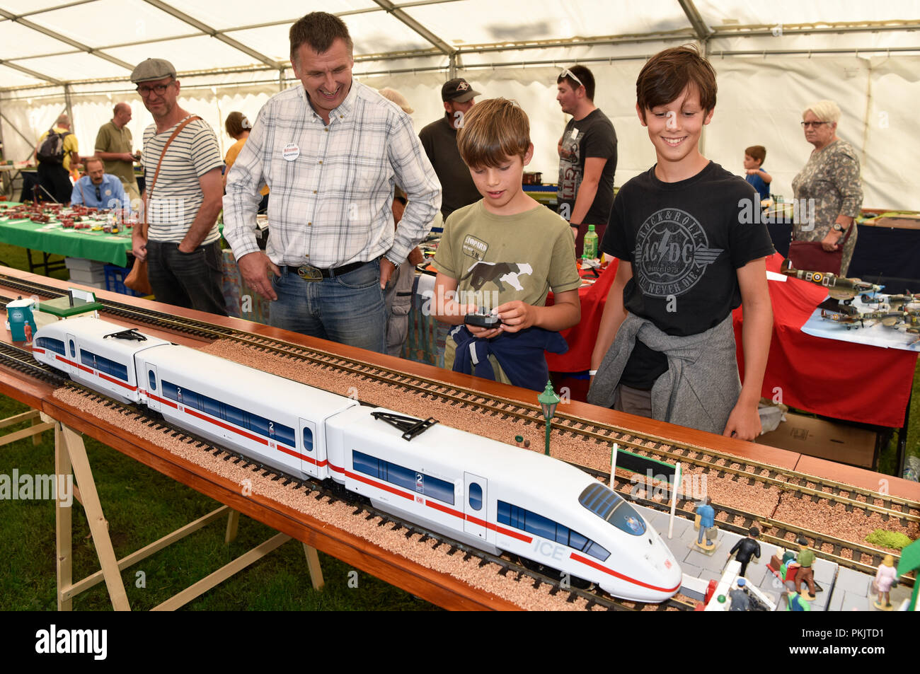 I visitatori a giocare con una ferrovia in miniatura a modelli di un evento di fine settimana, Liphook, Hampshire, Regno Unito. Il 2 settembre 2018. Foto Stock