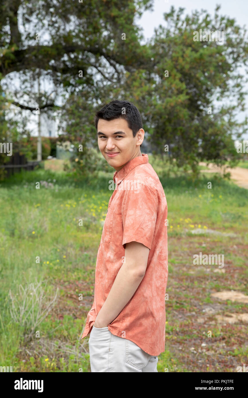 A 22 year old man looking nella fotocamera, Carlsbad, California Foto Stock