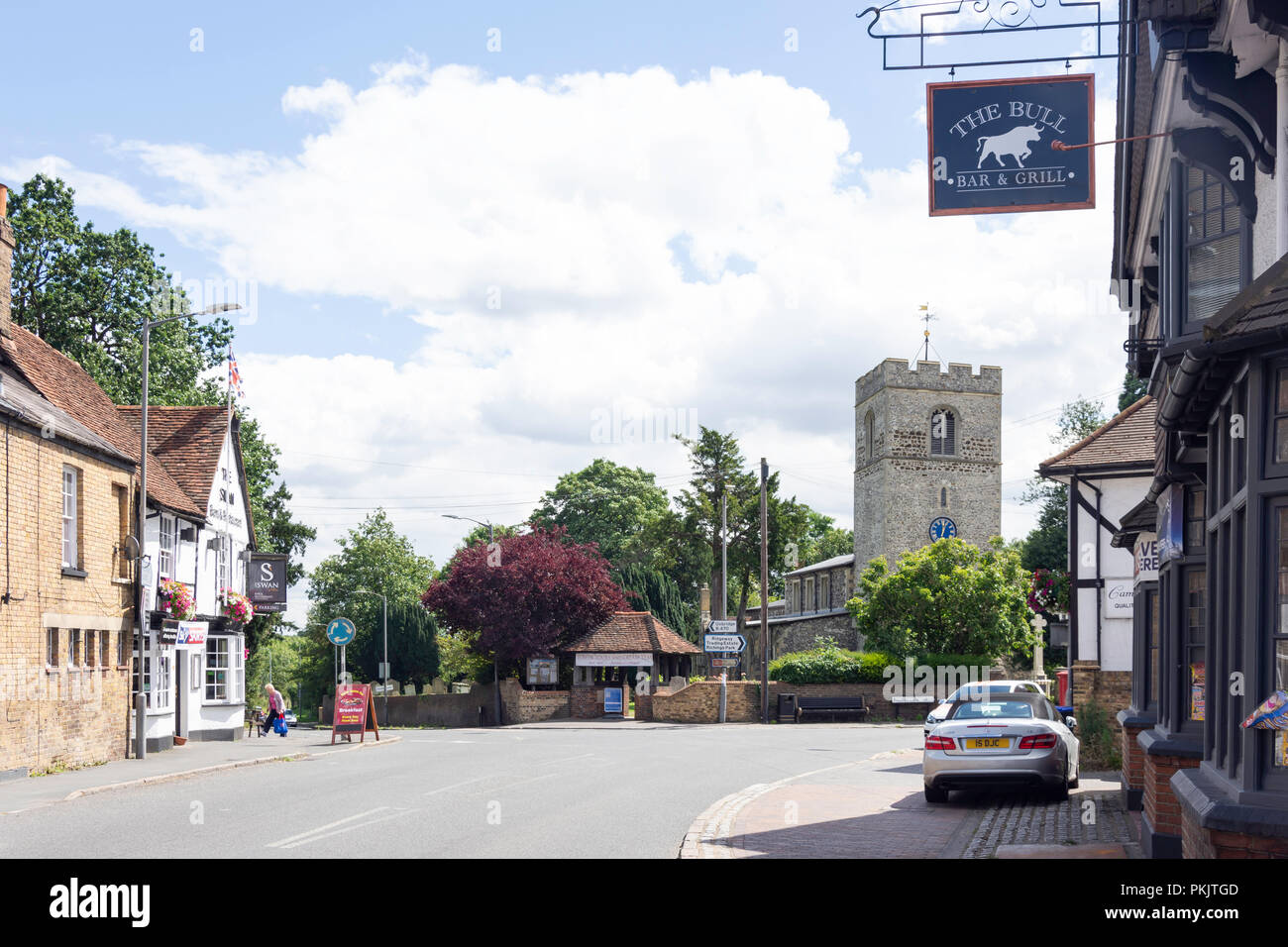 La Chiesa di San Pietro e High Street, Iver, Buckinghamshire, Inghilterra, Regno Unito Foto Stock