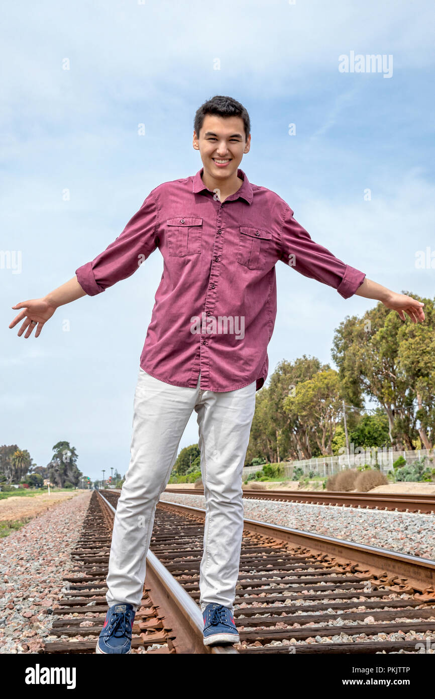 Giovane uomo bilanciamento sulla ferrovia, traclks Calsbad, California Foto Stock