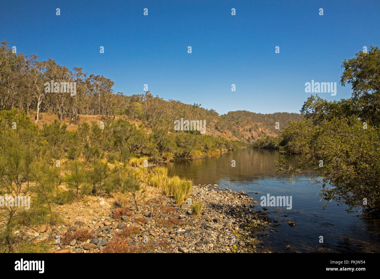 Calme acque blu del fiume Clarence affettatura attraverso il paesaggio di colline boscose sotto il cielo blu nel NSW Australia Foto Stock