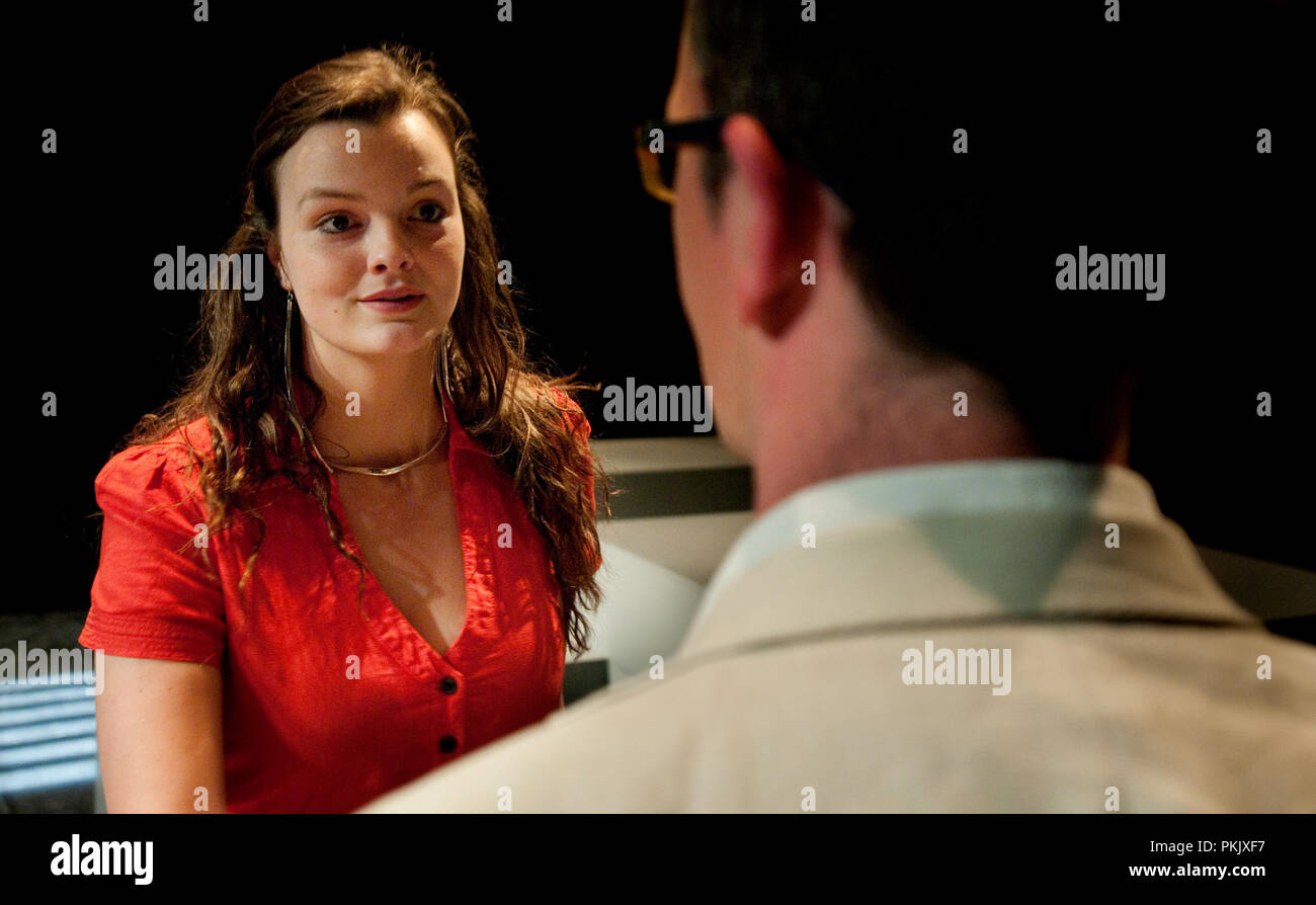 Compagnia di teatro De Dijlezonen giocando Zomeravond Halfelf (Dix Heures et demie du soir en été) da Marguerite Duras, diretto da Jo Matthijs (Belgio, Foto Stock