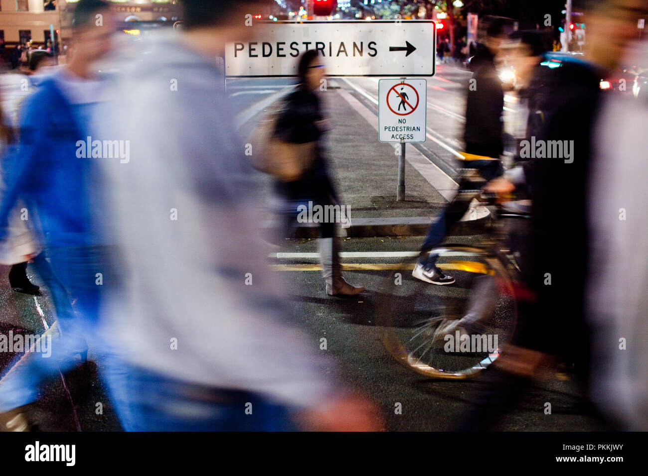 Attraversamento di strada tra la stazione di Flinders Street e Federation Square nel CBD di Melbourne. Foto Stock