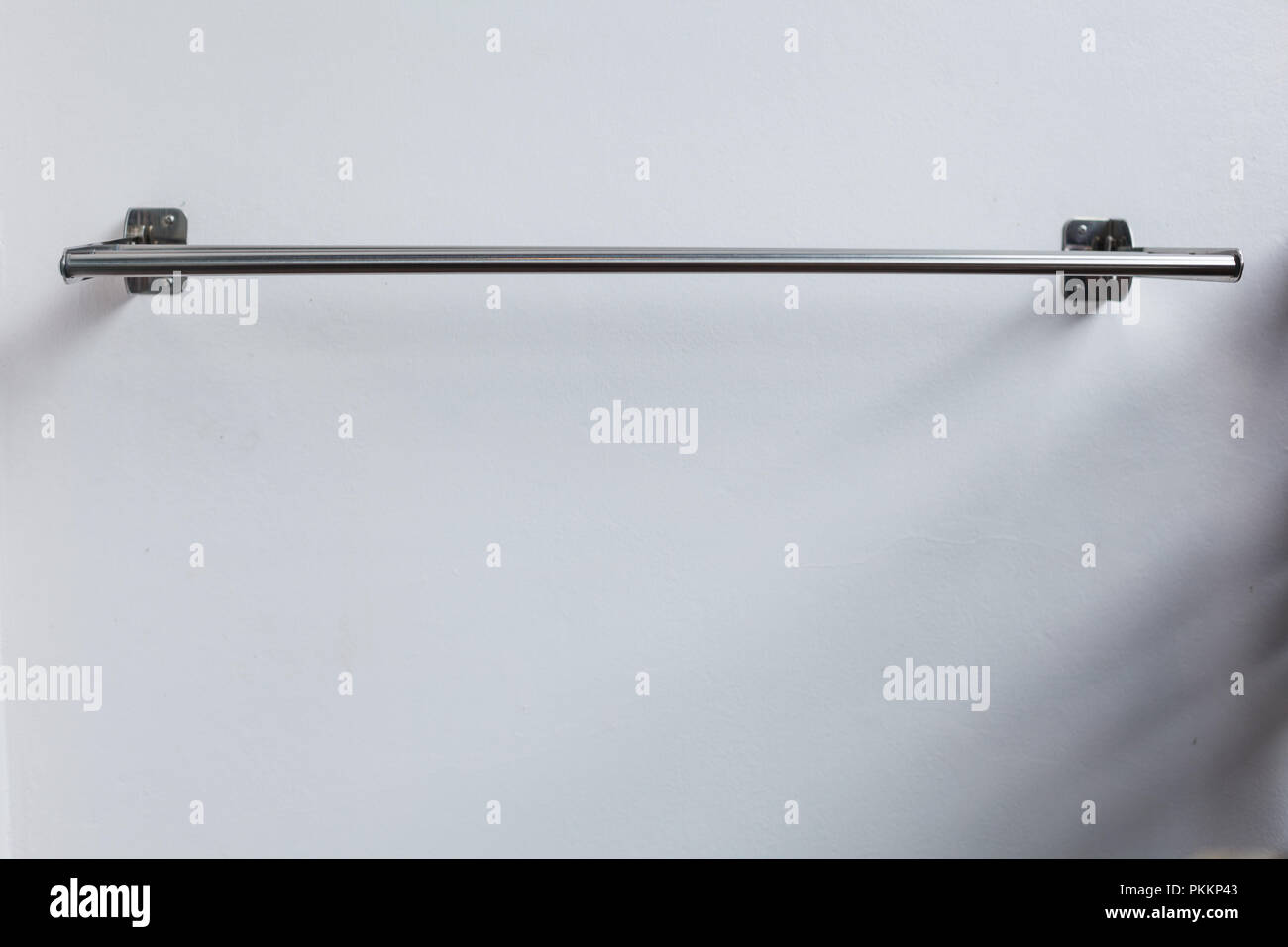 Outdoor Montaggio a parete Stendibiancheria appendiabiti sul muro bianco sullo sfondo. Arredo Casa, casa decorazione architettura design concept Foto Stock