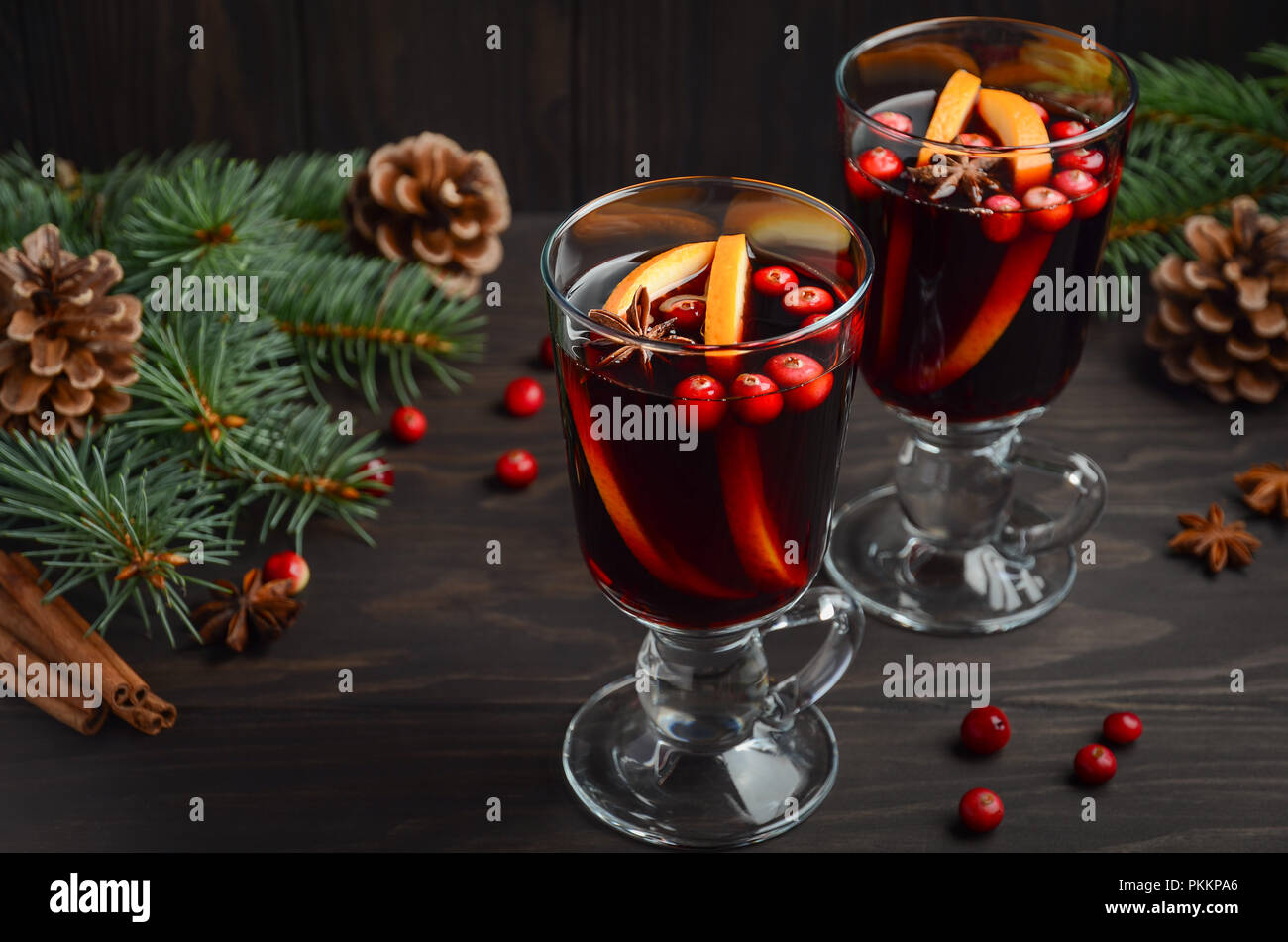 Natale vin brulé con arancia e mirtilli rossi. Concetto di vacanza decorate con rami di abete e spezie. Foto Stock