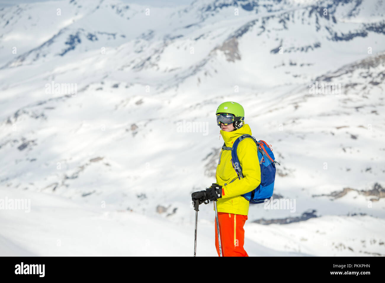 Foto di sportivi sci uomo sullo sfondo di montagne innevate durante il giorno Foto Stock