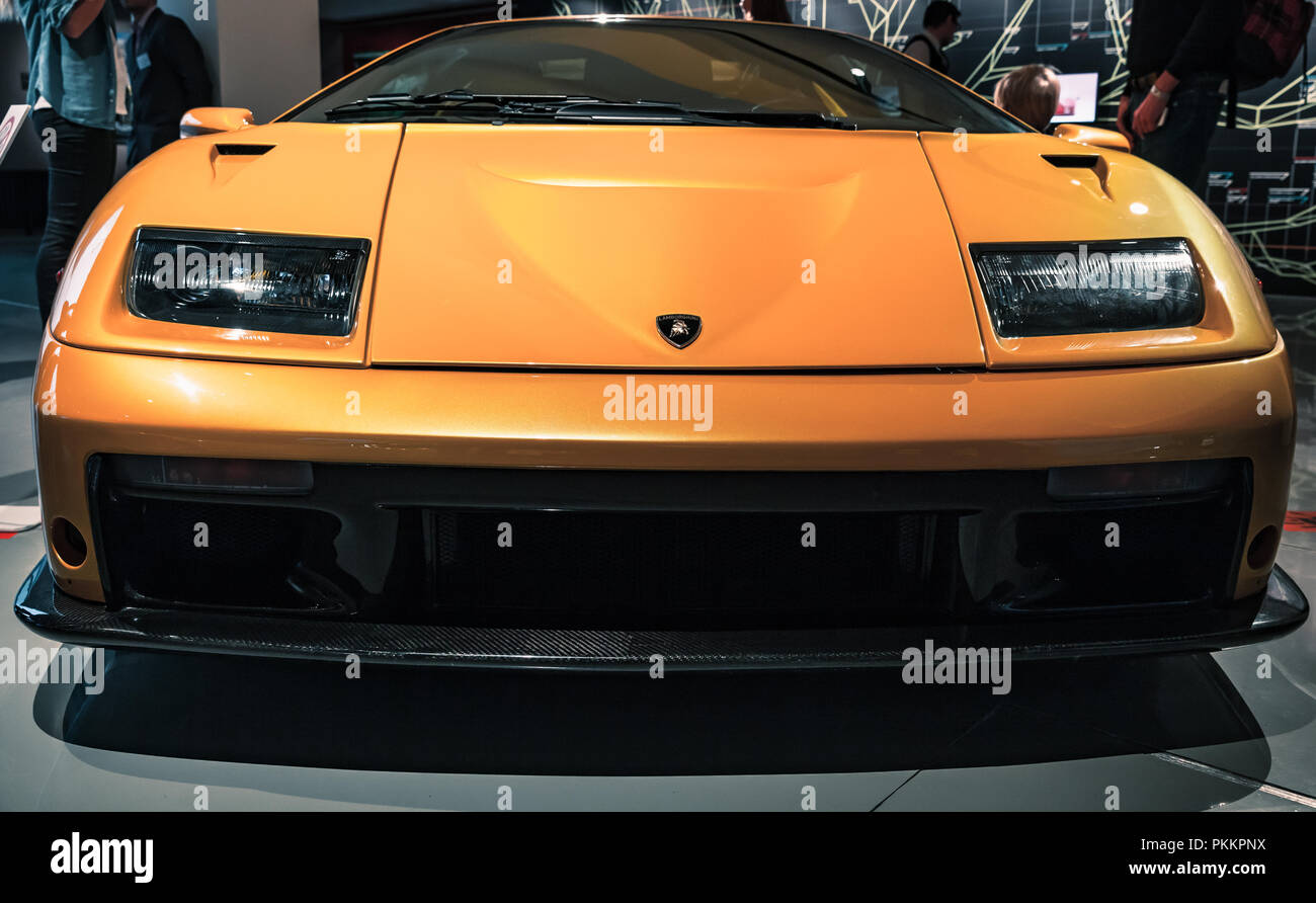 San Pietroburgo, Russia - Luglio 11, 2017: giallo Lamborghini Diablo GT auto sportiva, vista frontale Foto Stock