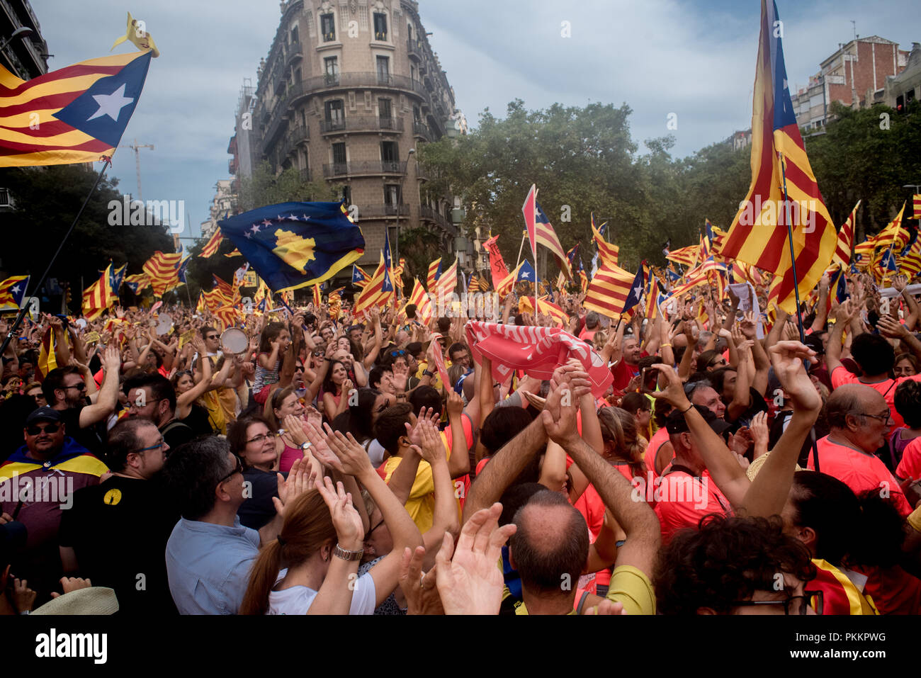 Migliaia pro-indipendenza dimostranti marzo a Barcellona durante la Diada. I catalani hanno celebrato La Diada o Catalogna Giornata nazionale in un clima di conflitto con il governo spagnolo per i detenuti independentist leader e tenere una dimostrazione di massa a favore dell'indipendenza. Foto Stock