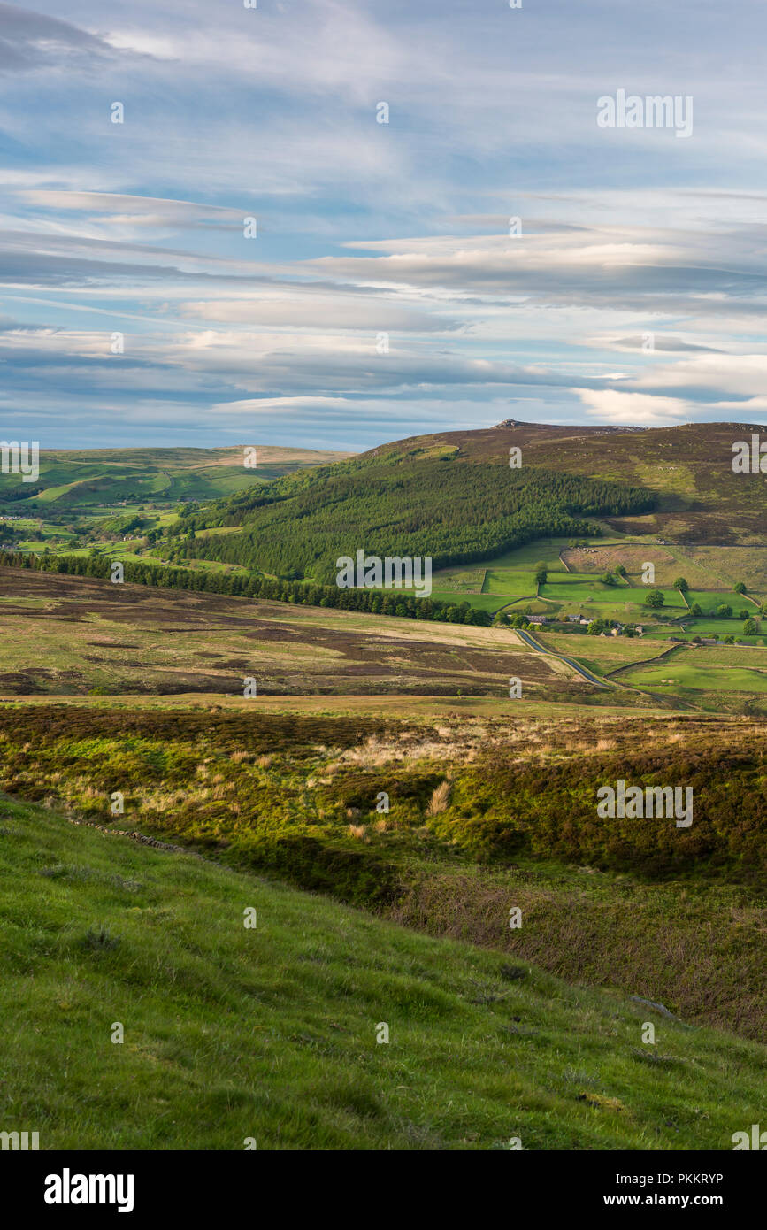 Paesaggio montano panoramico (colline ondulate della valle di Wharfedale, picco di Simon's Seat, luce del sole e ombre sulla terra, cielo blu) - Yorkshire Dales, Inghilterra, Regno Unito Foto Stock