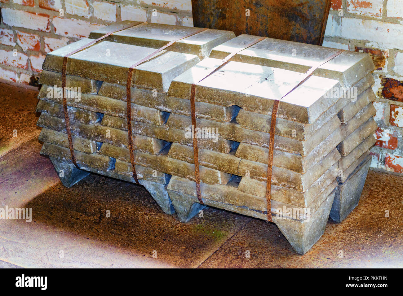 Pila di vecchi materie lingotti di alluminio in una vecchia fonderia Foto Stock