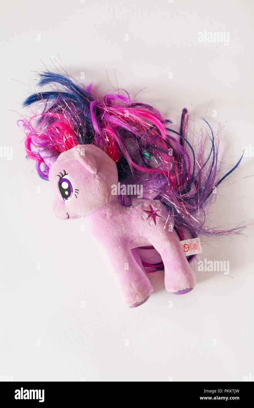 Il mio piccolo Pony Twilight Sparkle Ty morbido peluche isolati su sfondo  bianco Foto stock - Alamy