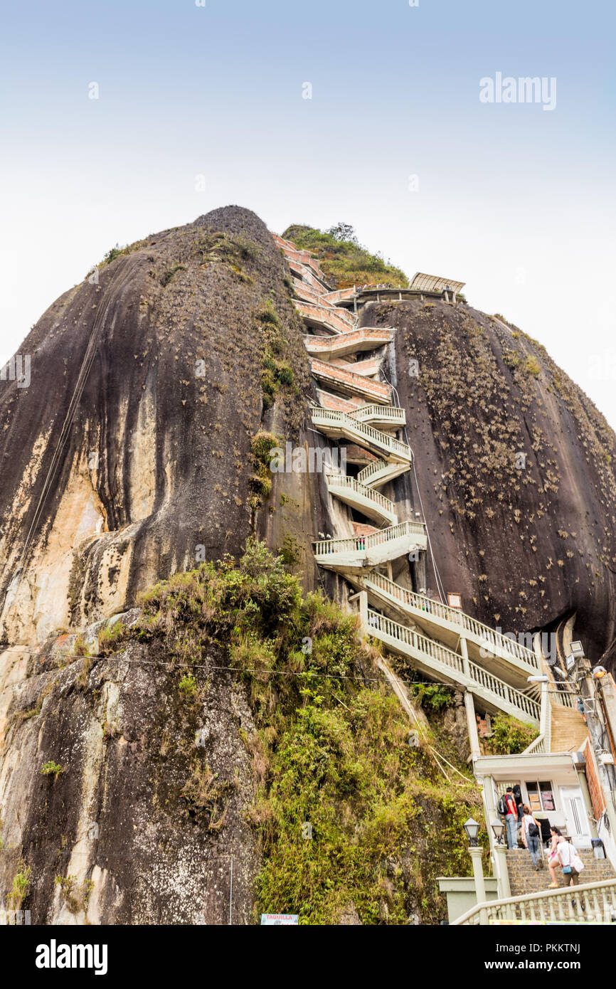 Una tipica vista in Guatape in Colombia. Foto Stock